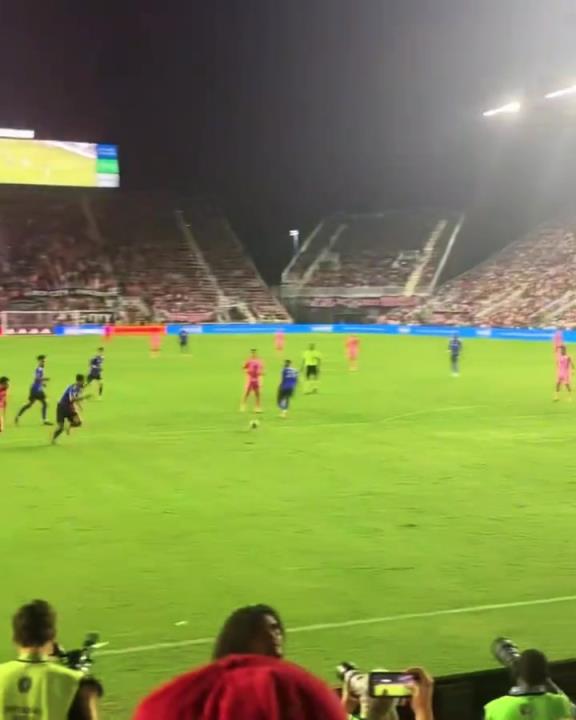 梅老板为了给苏亚雷斯送个助攻，也是拼了啊